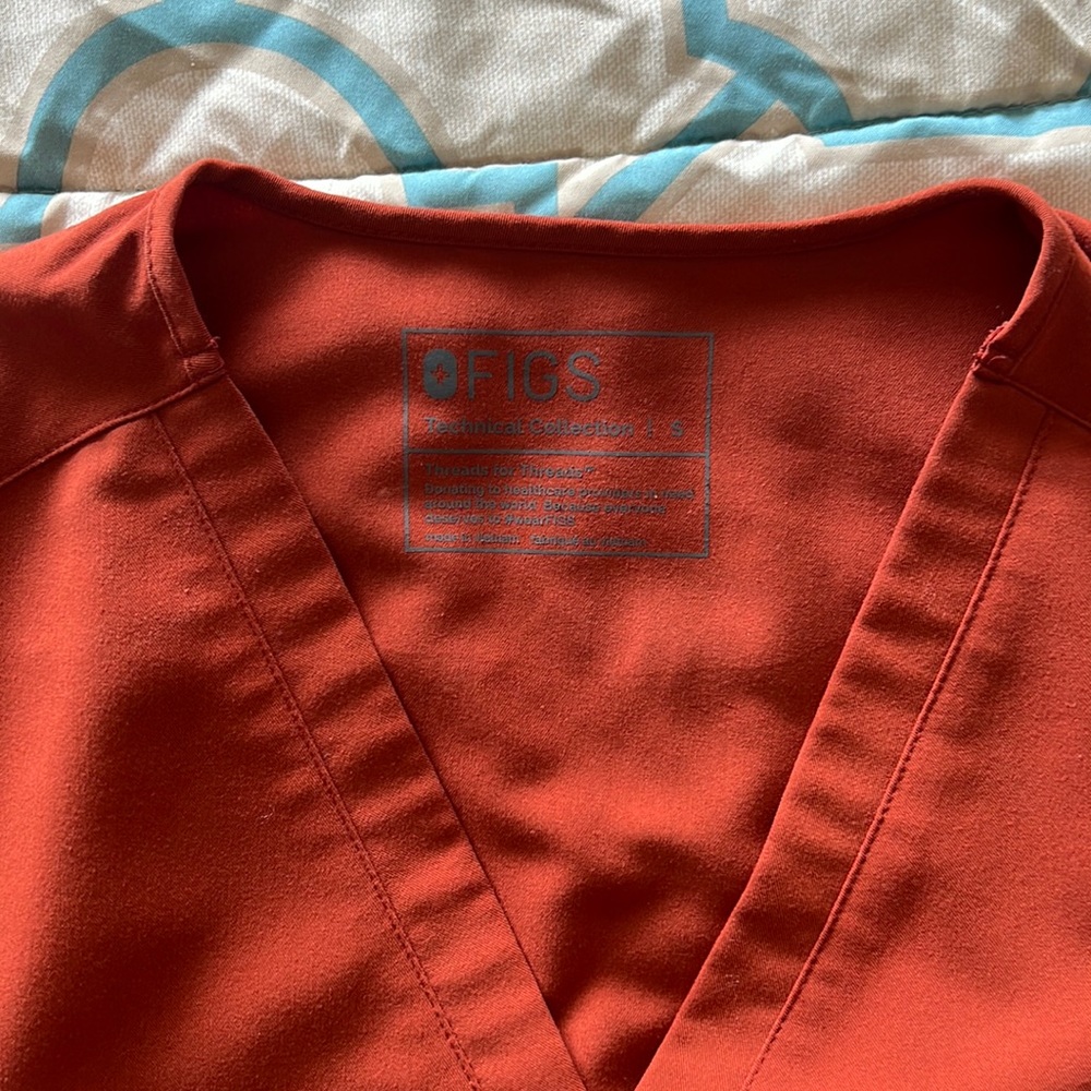 Small size Auburn color Figs scrubs